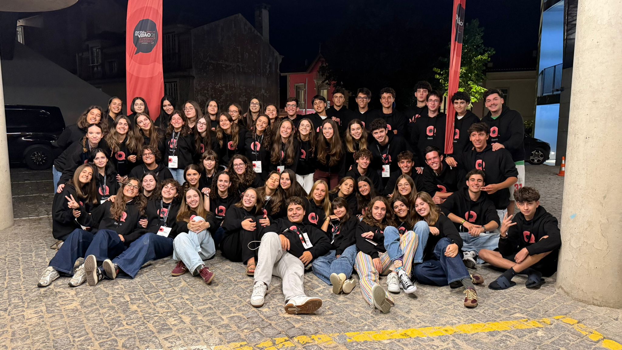 Fotografia de grupo da equipa e participantes da Escola de Verão